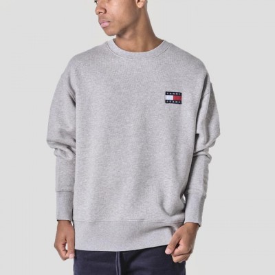 TOMMY JEANS SUDADERA BADGE CREW SILVER GREY